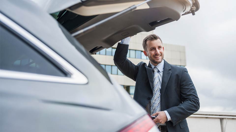 Business mand med lejebil fra Enterprise